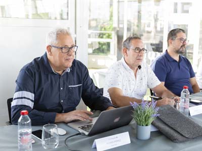 Empresarios escuchando consejos de otros empresarios
